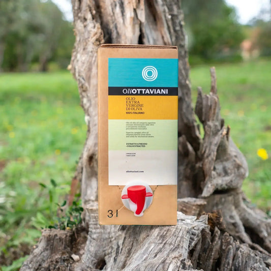 Cartone di olio extra vergine di oliva 3 litri Oli Ottaviani su tronco d'albero