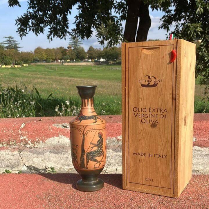 Bottiglia di ceramica greca antica e confezione in legno di olio extra vergine d'oliva italiana