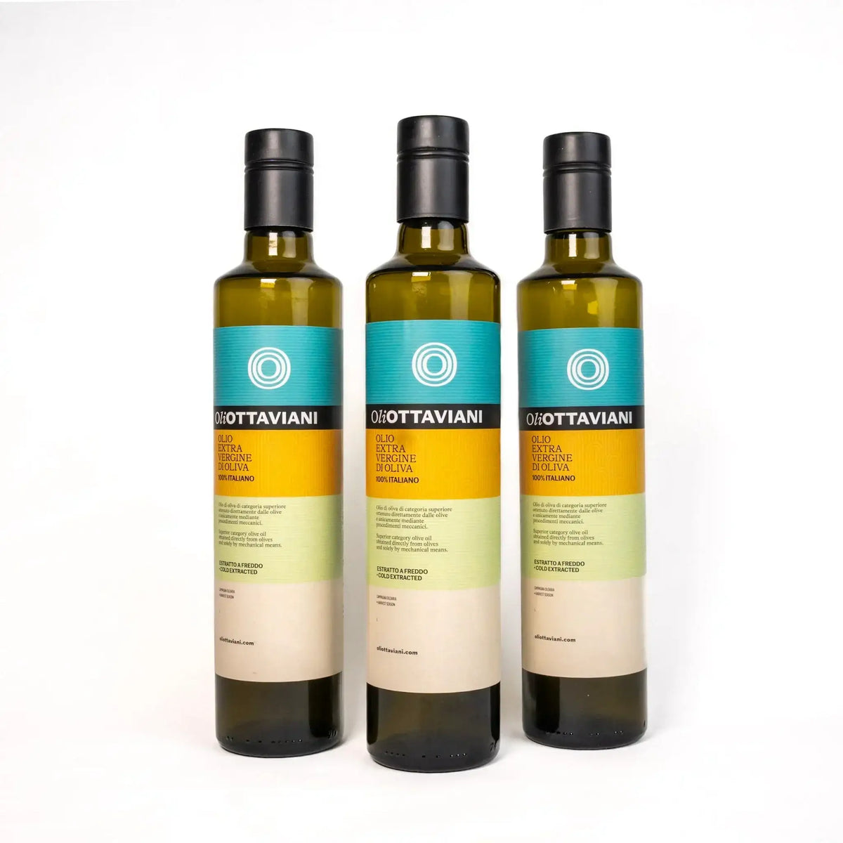 Tre bottiglie di olio extra vergine di oliva Ottaviani con etichetta colorata su sfondo bianco