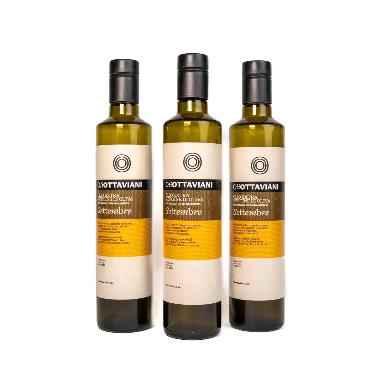 Tre bottiglie di olio extra vergine di oliva Ottaviani Settembre su sfondo bianco