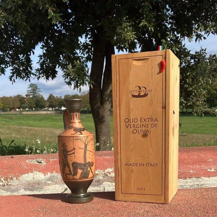 Künstlerische Keramikflasche und Holzverpackung mit nativem Olivenöl extra Ottaviani, im Freien